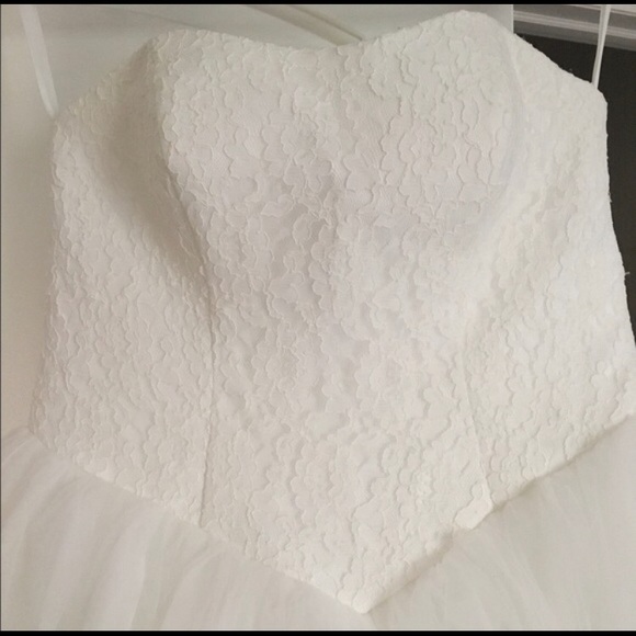 White wedding gown - Picture 3 of 4